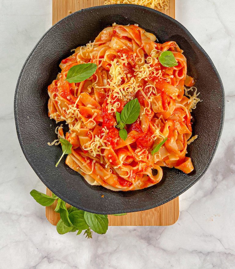 Makaron spaghetti polany domowym sosem marinara bez dodatku cukru.