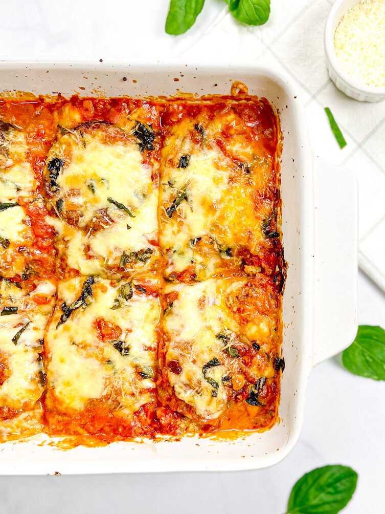 pieczony bakłażan po parmeńsku w żaroodpornym naczyniu 