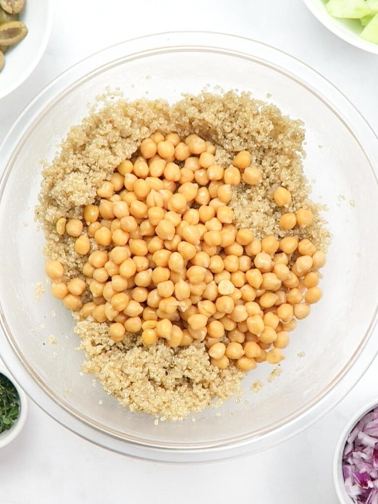 Przeciwzapalna sałatka z komosą ryżową