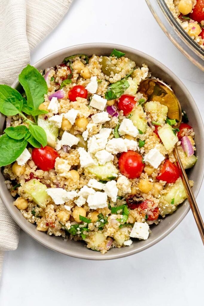 Śródziemnomorska sałatka z komosą ryżową i fetą