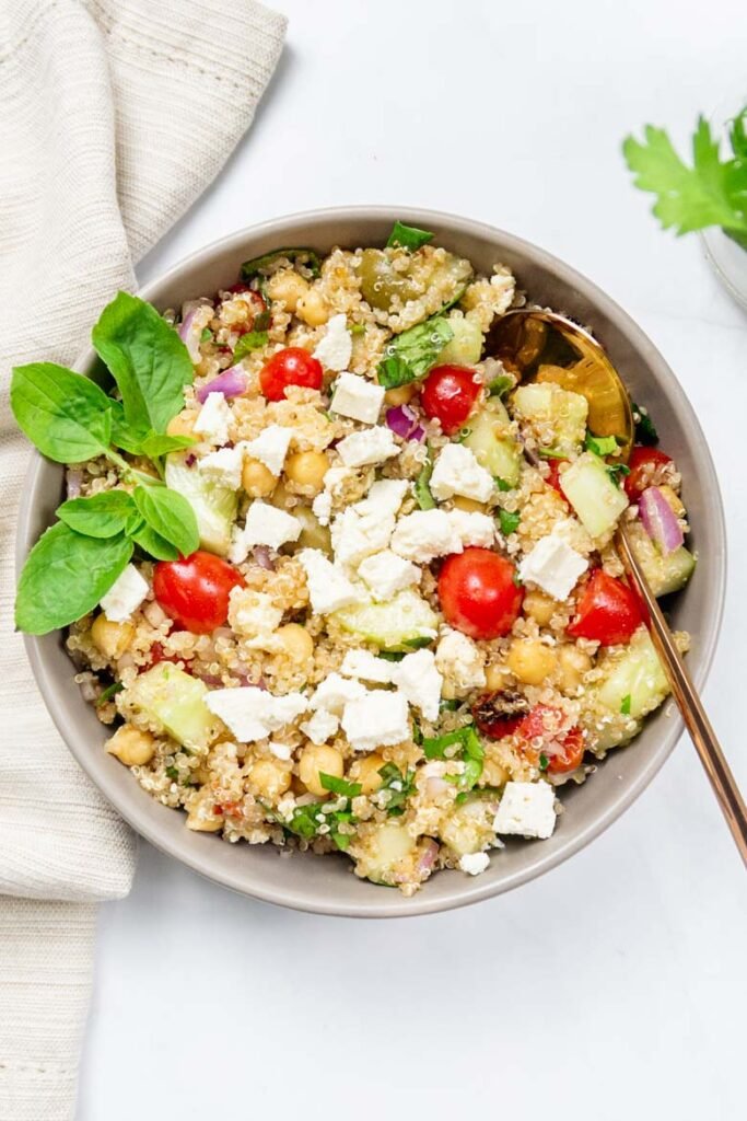 Sałatka z komosą ryżową, ciecierzycą i oliwkami