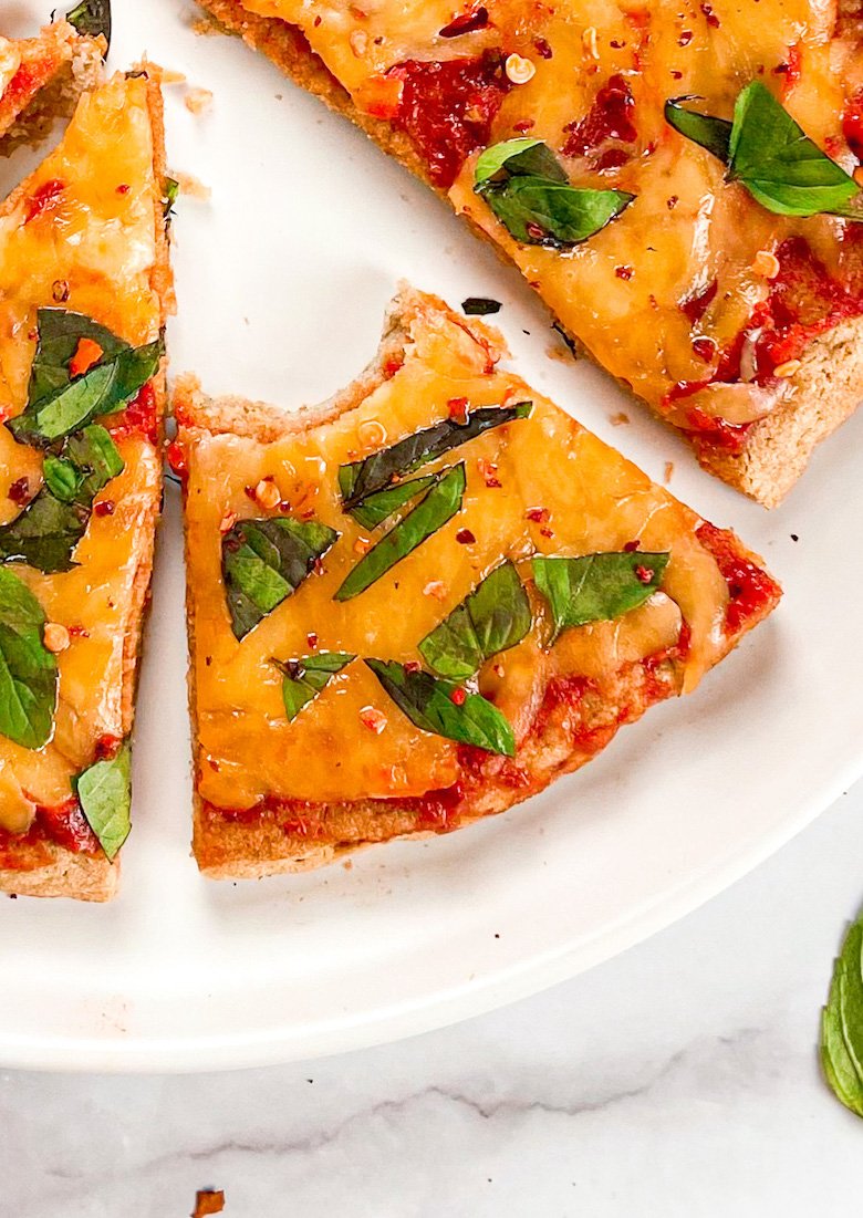 bezglutenowa pizza z komosy ryżowej -ugryziony kawałek