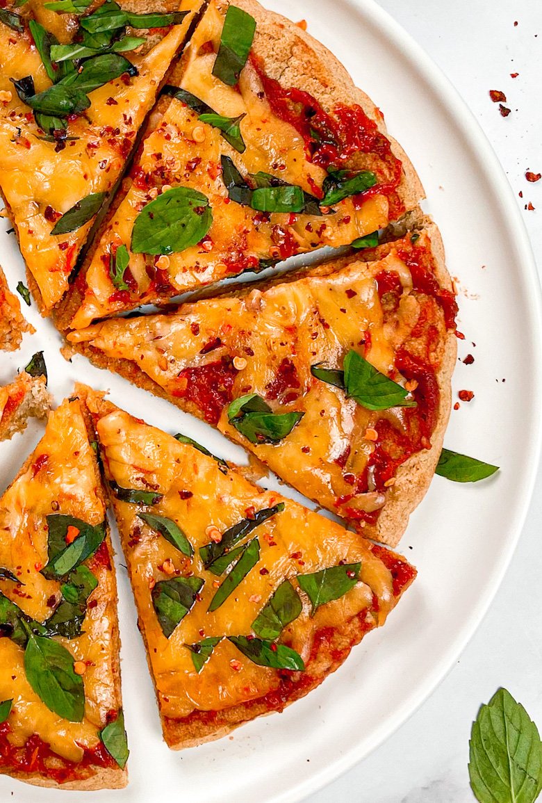 pokrojona domowa pizzy z komosy ryżowej