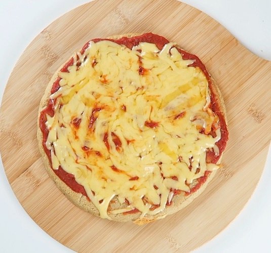 bezglutenowa pizza z sosem pomidorowym i serem
