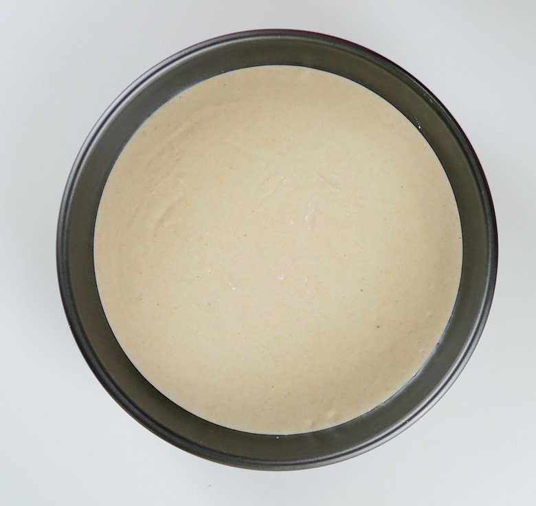 bezglutenowy spód do pizzy z quinoa przed pieczeniem