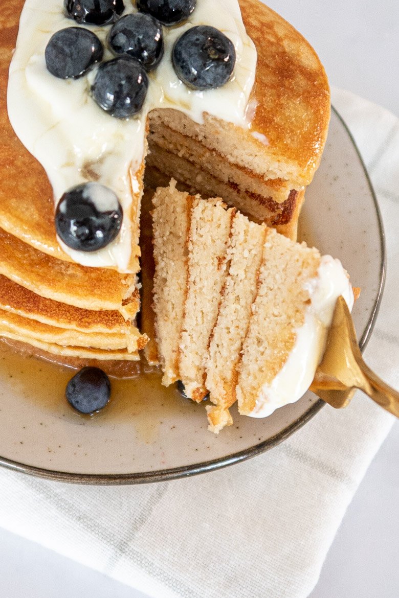 bezglutenowe placki z mąki migdałowej na śniadanie