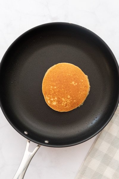 smażenie placków z mąki migdałowej na patelni