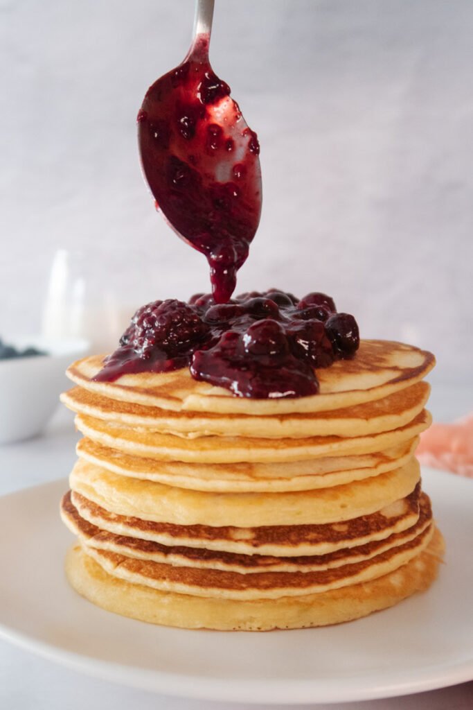 Puszyste pancakes cytrynowe z ricotty na talerzu