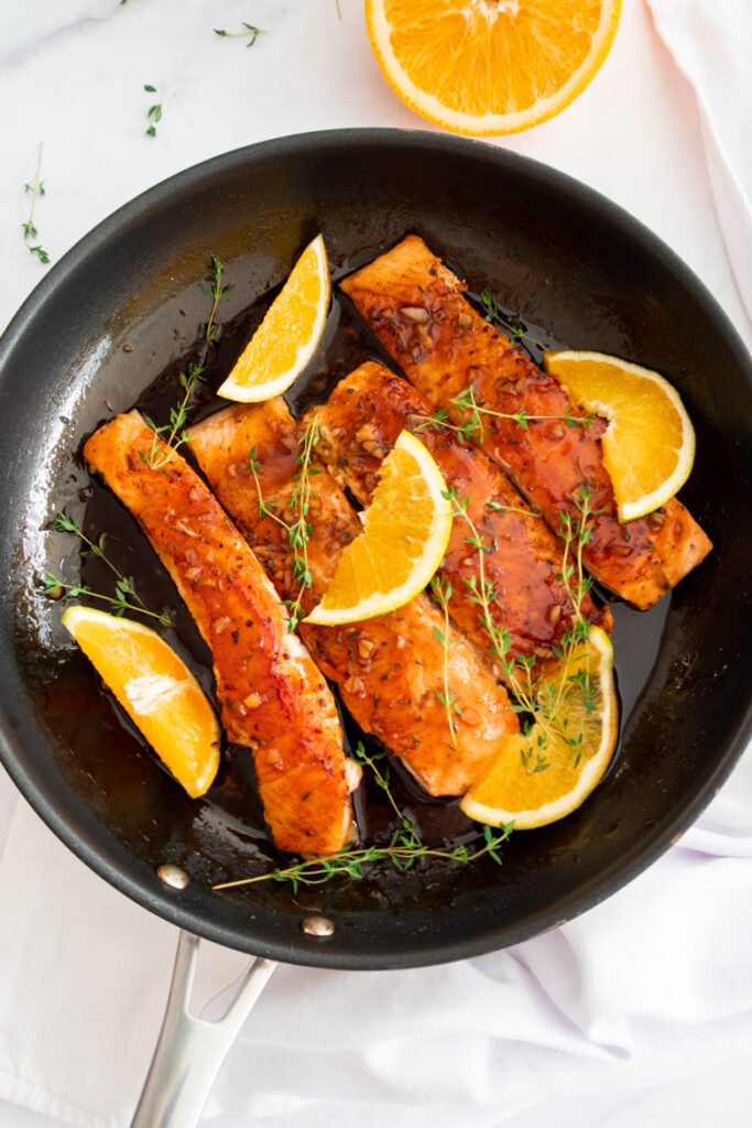 Łosoś w glazurze pomarańczowo-miodowej na patelni