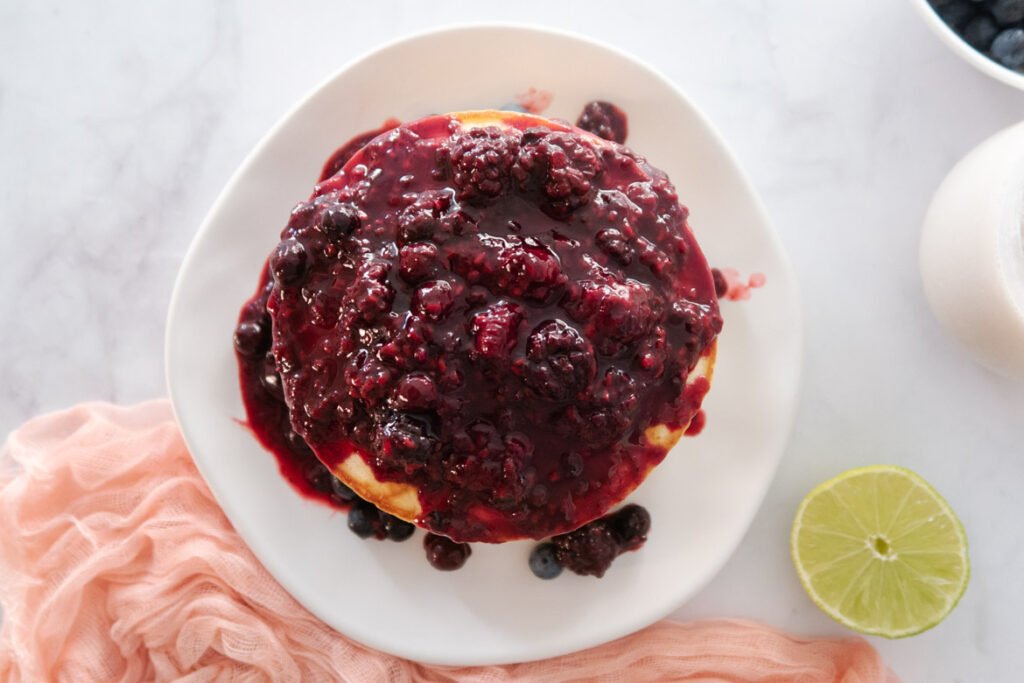 Domowe placuszki z ricotty z owocami leśnymi