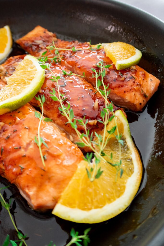 Soczysty łosoś w glazurze miodowej z pomarańczą