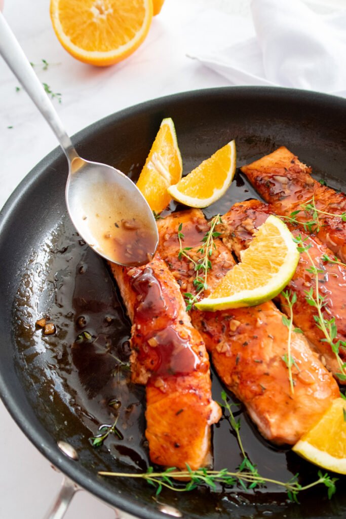 Zdrowy łosoś w glazurze miodowo-pomarańczowej