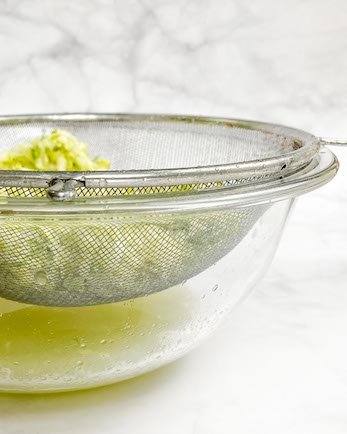 Starta cukinia przygotowana na placki warzywne