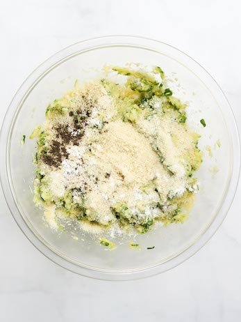 Masa na placki z cukinii przed smażeniem