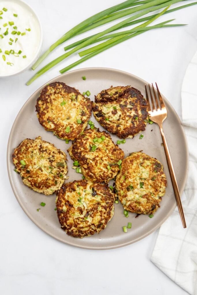 Placki z cukinii smażone na patelni na złoty kolor