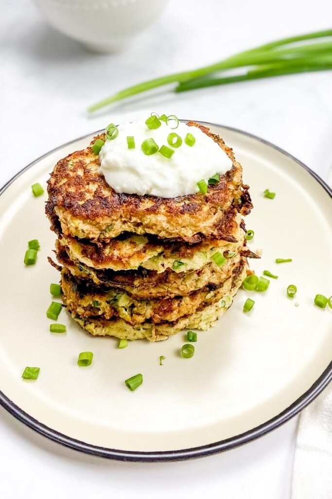 Chrupiące placki z cukinii podane z sosem jogurtowym
