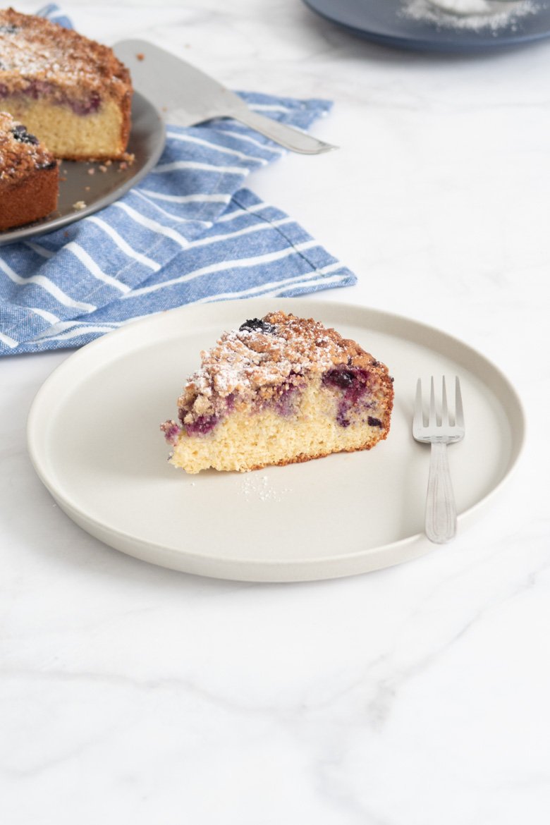 Kawałek bezglutenowego ciasta borówkowego z kruszonką