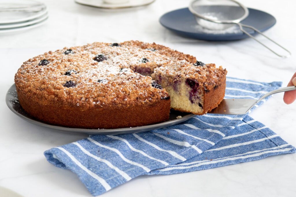 Bezglutenowe ciasto z borówkami i kruszonką – zdrowy deser bez cukru
