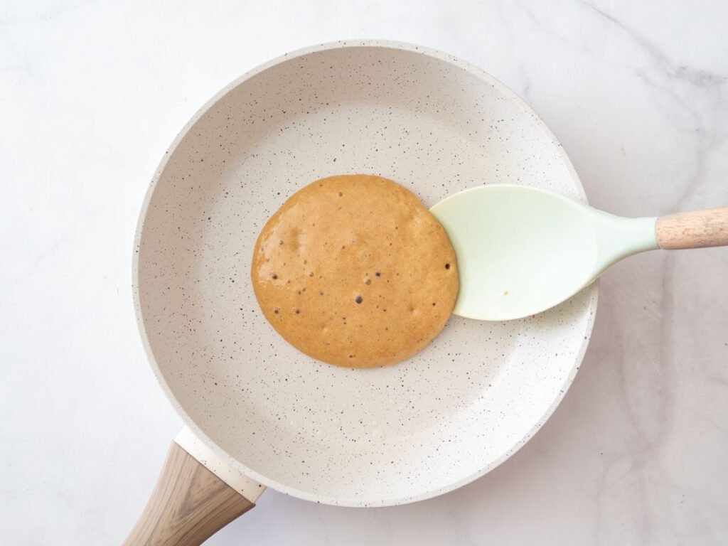 Smażenie placków bananowo-owsianych na patelni