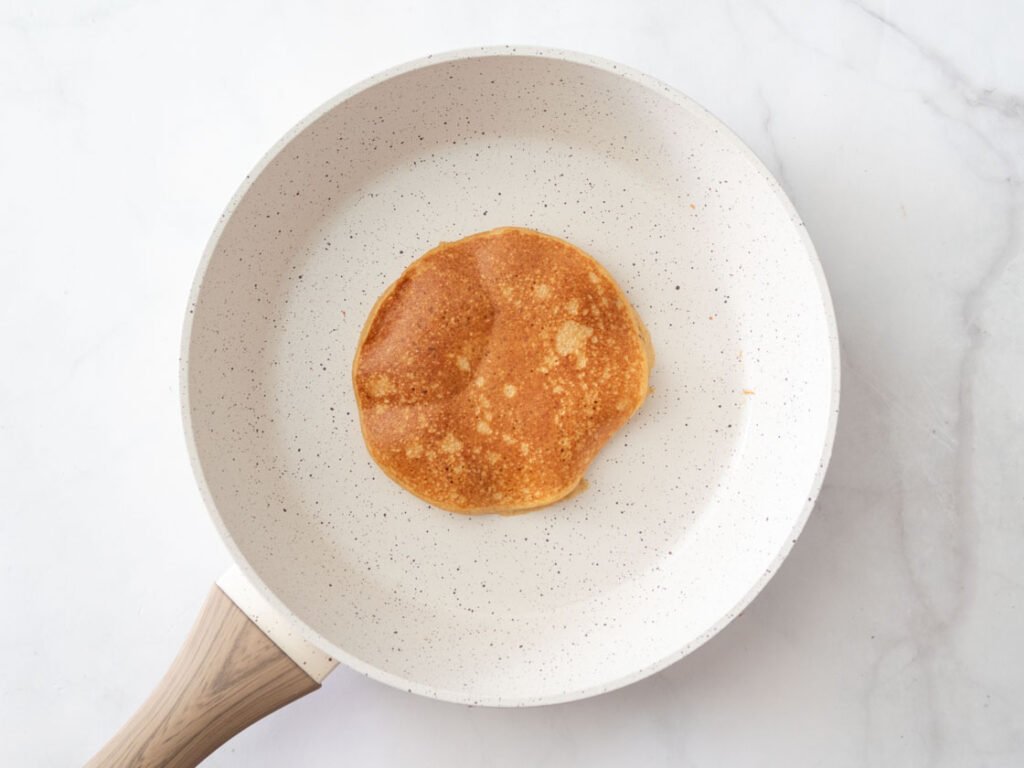 Smażenie placków bananowo-owsianych na patelni