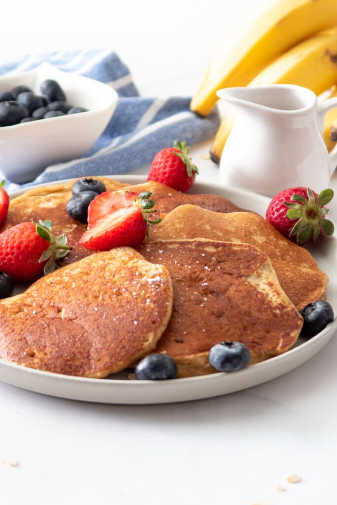 Placki bananowo-owsiane z płatków owsianych, podane na ciepło