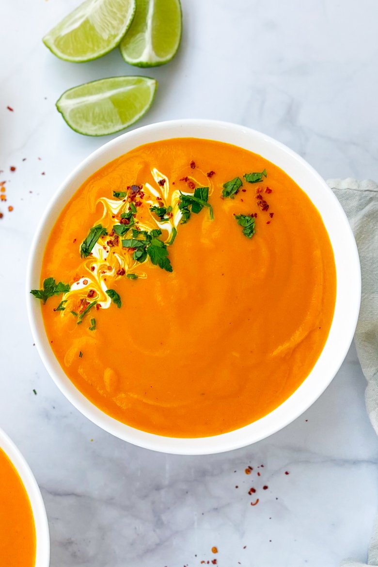 Domowa zupa z pieczonej marchewki podana w misce