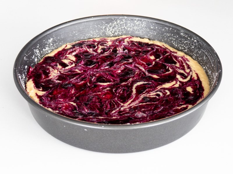 Przygotowanie bezglutenowego ciasta z borówkami i kruszonką