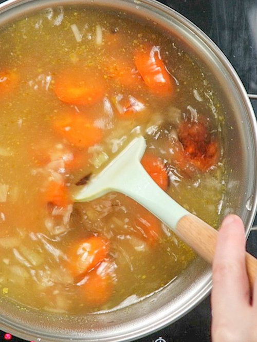 gotowanie zupy z pieczonej marchewki