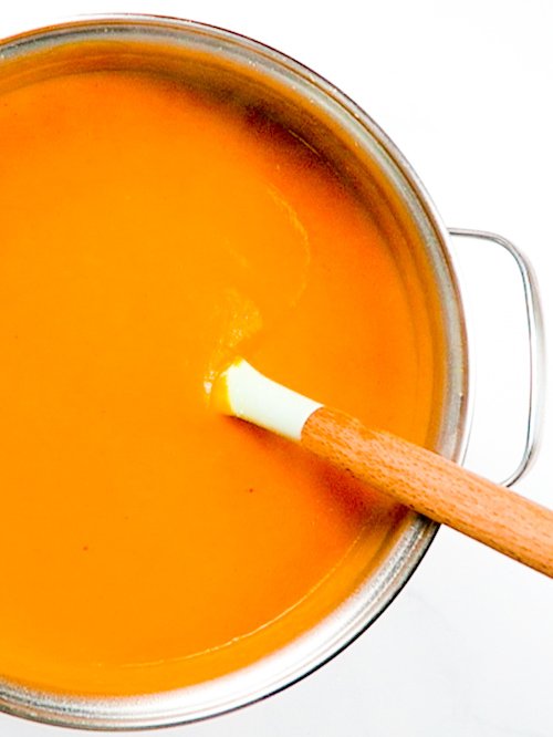 gotowa zupa marchewkowa w garnku